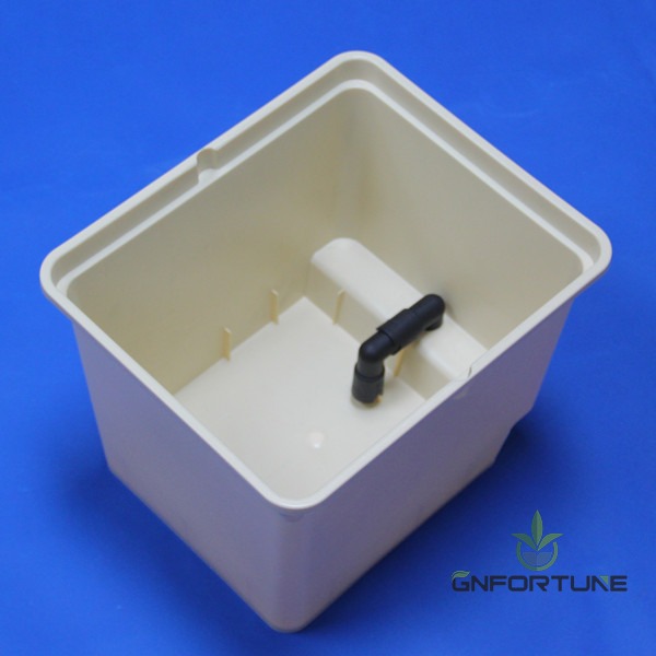 Siphon elbow inside a Dutch bucket controlling the nutrient solution level